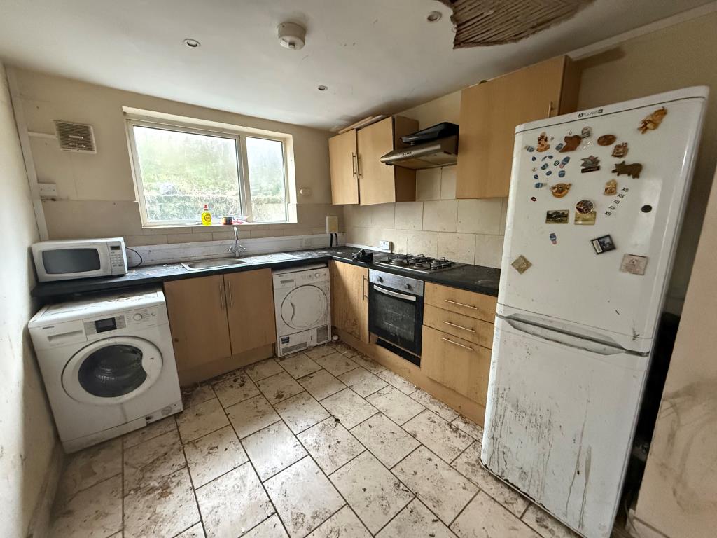 Lot: 165 - FOUR-BEDROOM HOUSE FOR REFURBISHMENT - Kitchen